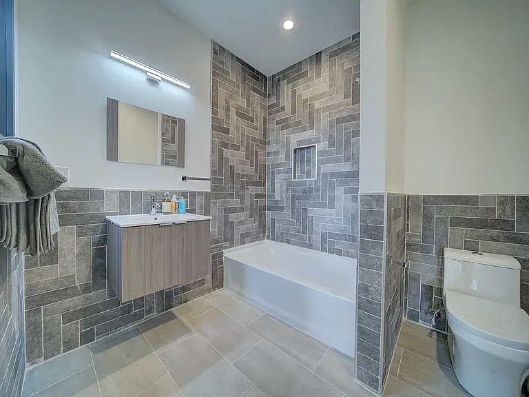 46 N 40th St #2R — Photo 2
