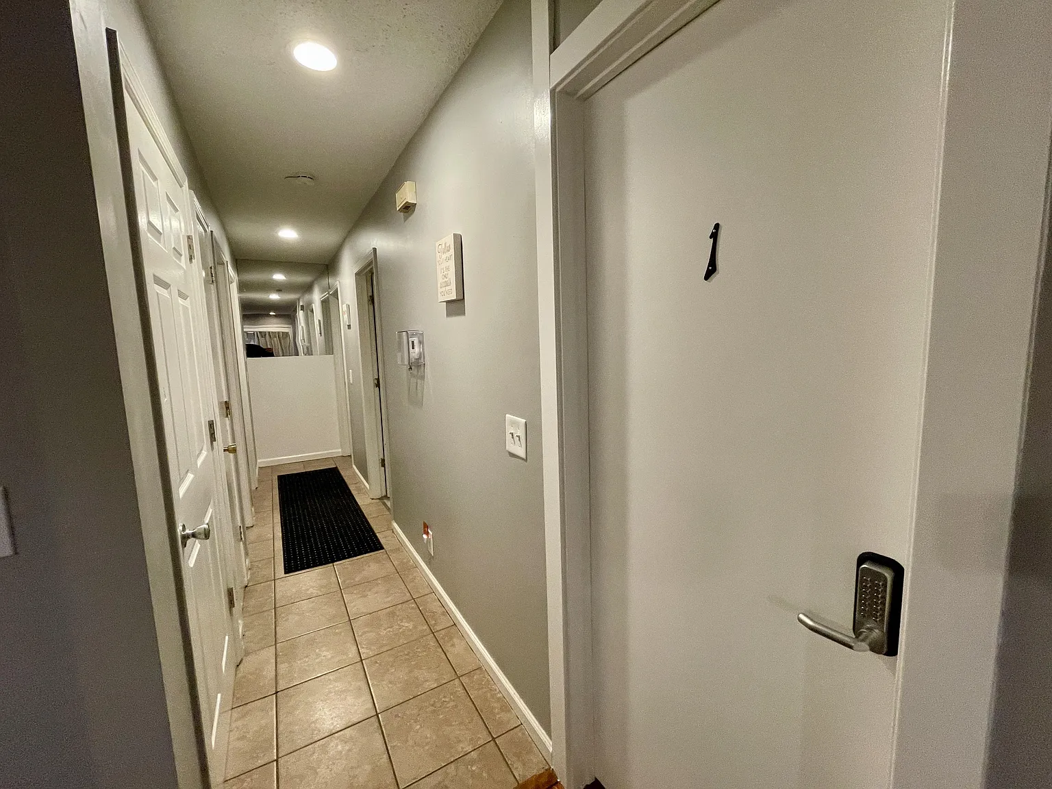 4 bed, 1.0 bath, 1100 sqft, $819 — Photo 2