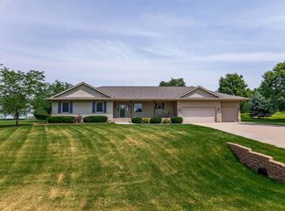 2441 Prairie Rose Rdg, Muscatine, IA 52761