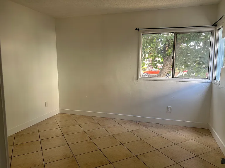 1820 W Glenoaks Ave #A — Photo 10