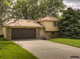 11717 Raleigh Dr, Omaha, NE 68164