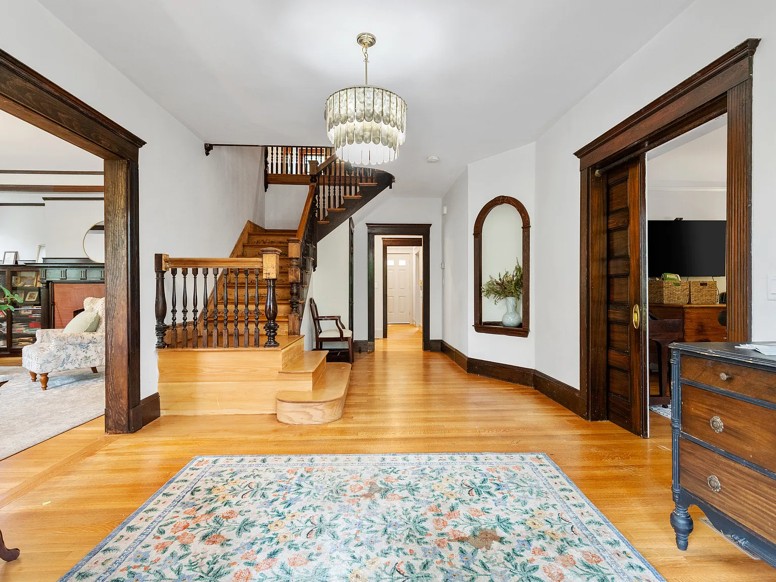 5 bed, 3.5 bath, 3651 sqft, $8,750 — Photo 2