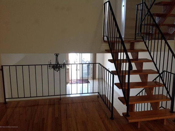 5th image of 48 Abingdon Ct