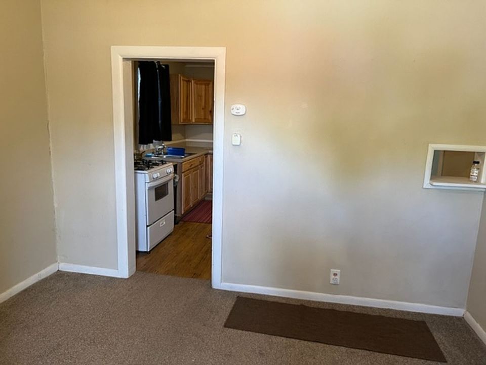 1st image of 916 E 2nd St