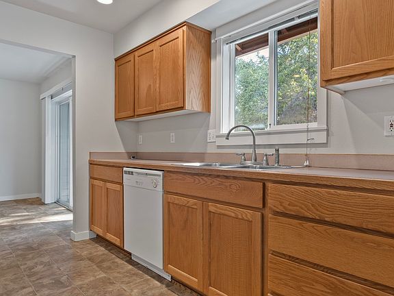 5th image of 114 SE Roosevelt Ave #&-2