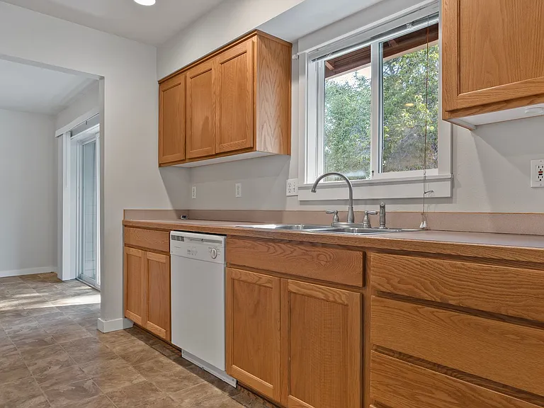 114 SE Roosevelt Ave #&-2 — Photo 5