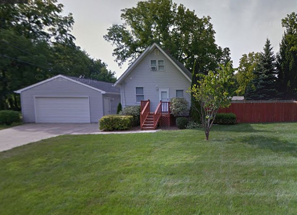 Bungalow fenced yard garage