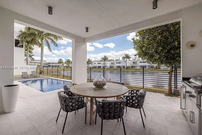 5 bed, 5.5 bath, 4628 sqft, $12,500 — Photo 4