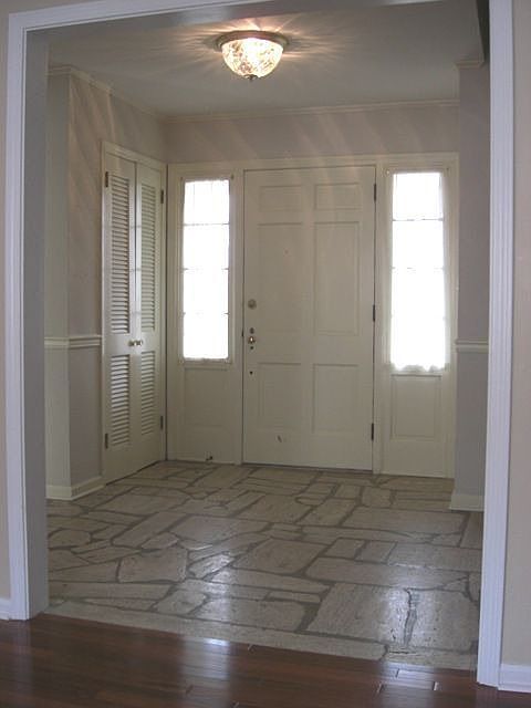 1st image of 400 Castlewood Ct