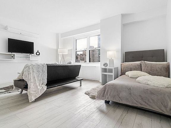 5th image of 220 E 60th St APT 11D