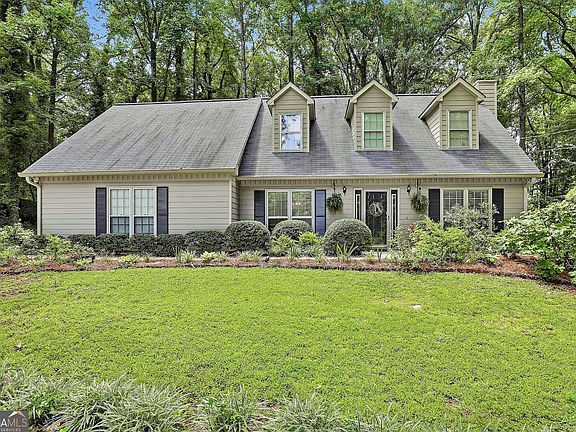 3rd image of 110 Greenbriar Trl