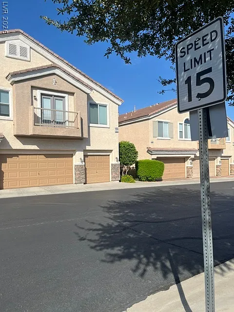 3 bed, 2.5 bath, 1423 sqft, $1,700 — Photo 3