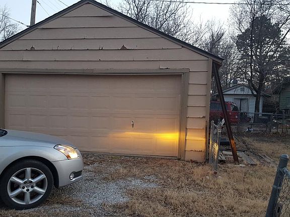 detatched storage garage