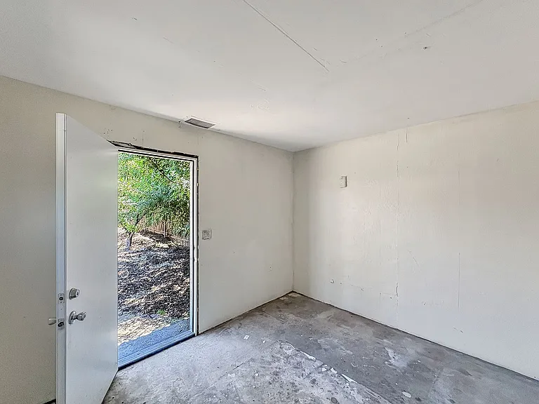 839 N Midway Dr — Photo 16