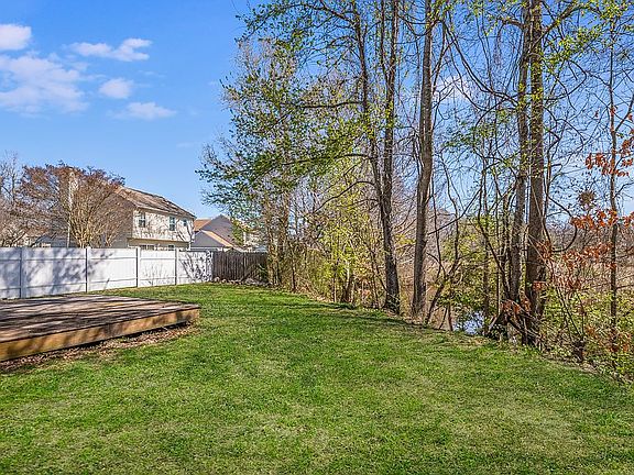 4th image of 1423 River Creek Cres