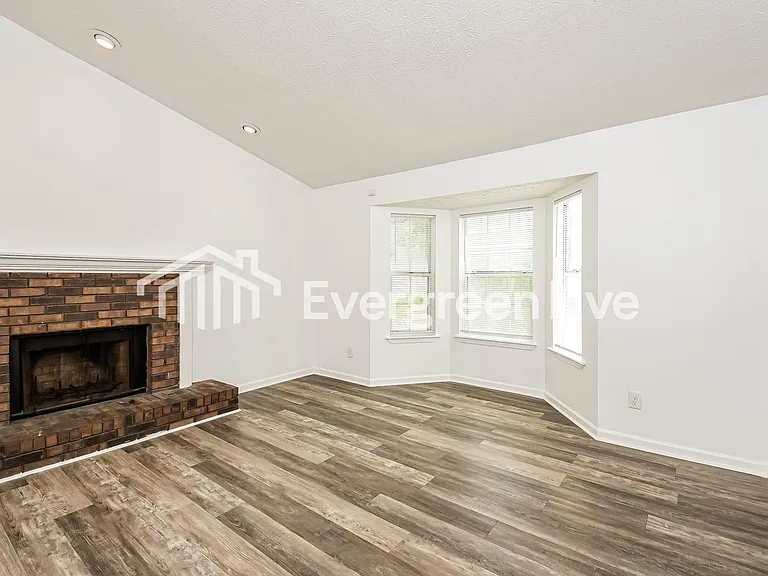 668 Alex Way SW — Photo 2