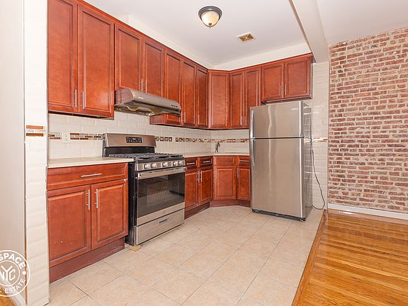 4th image of 942 Glenmore Ave #3A