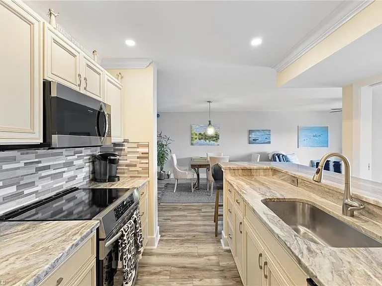555 Park Shore Dr #B-513 — Photo 8