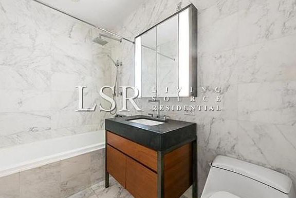 4th image of 75 Wall St APT 27L