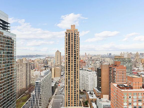 3rd image of 160 W 66th St APT 36C