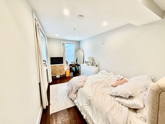 2nd image of 366 Hanover St #6