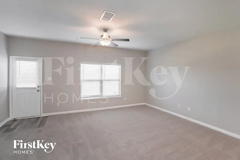 5 bed, 2.5 bath, 2701 sqft, $2,440 — Photo 3