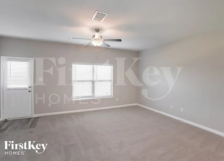 112 Barbwire Way — Photo 3