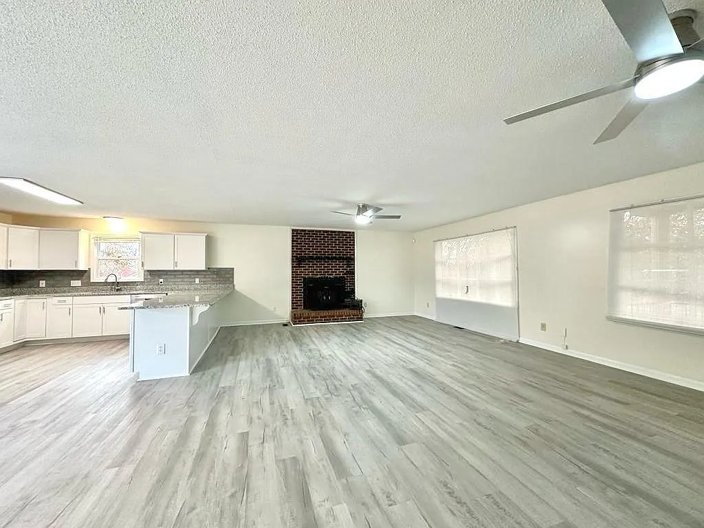 3 bed, 1885 sqft, $2,200 — Photo 4