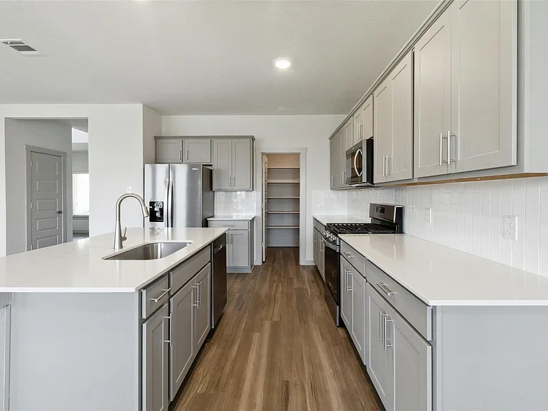 320 Fairfax Ave — Photo 11