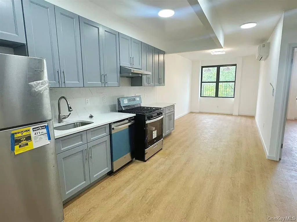 30-87 Steinway Street — Photo 2