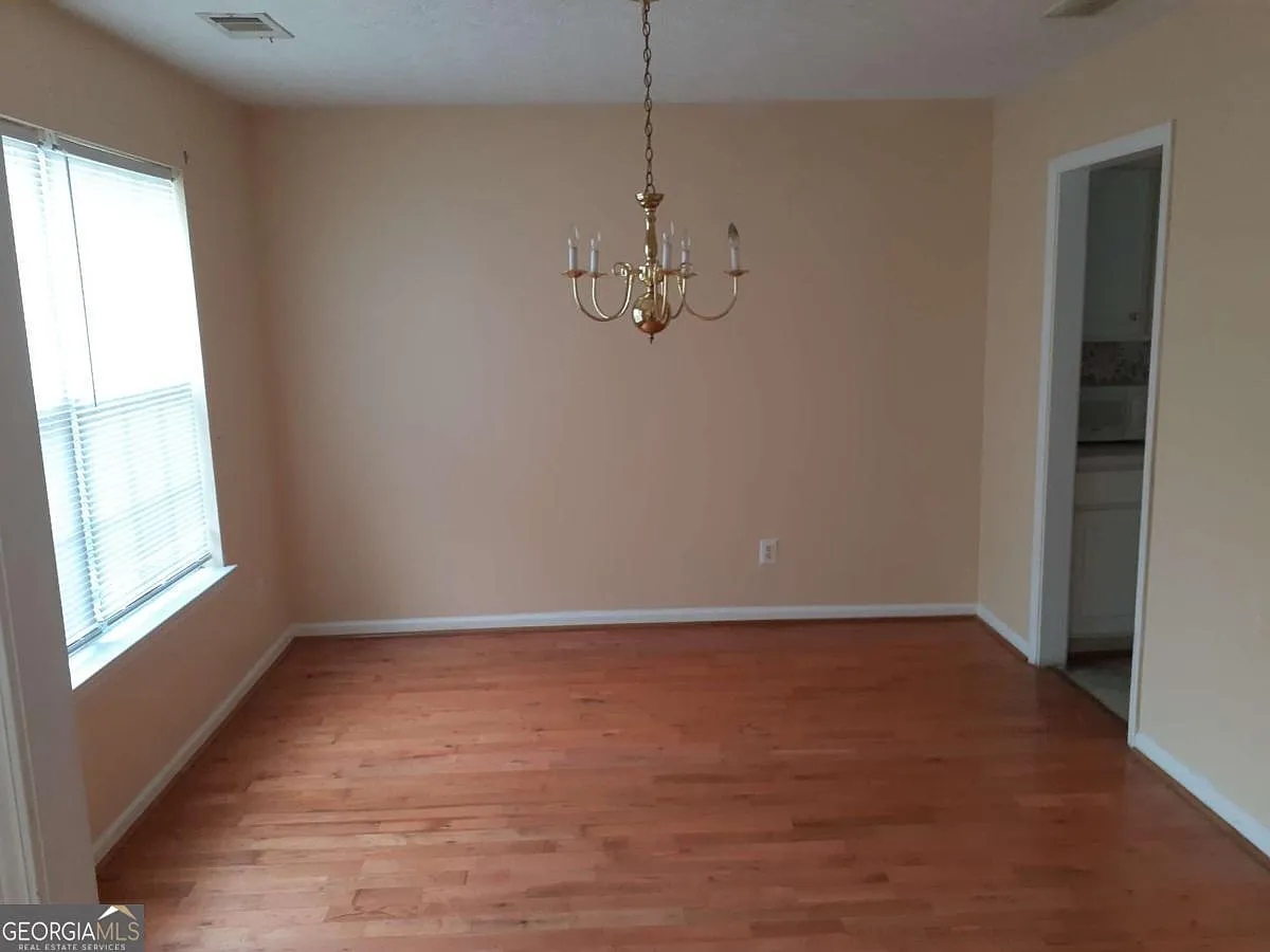 4 bed, 2.5 bath, $2,000 — Photo 2