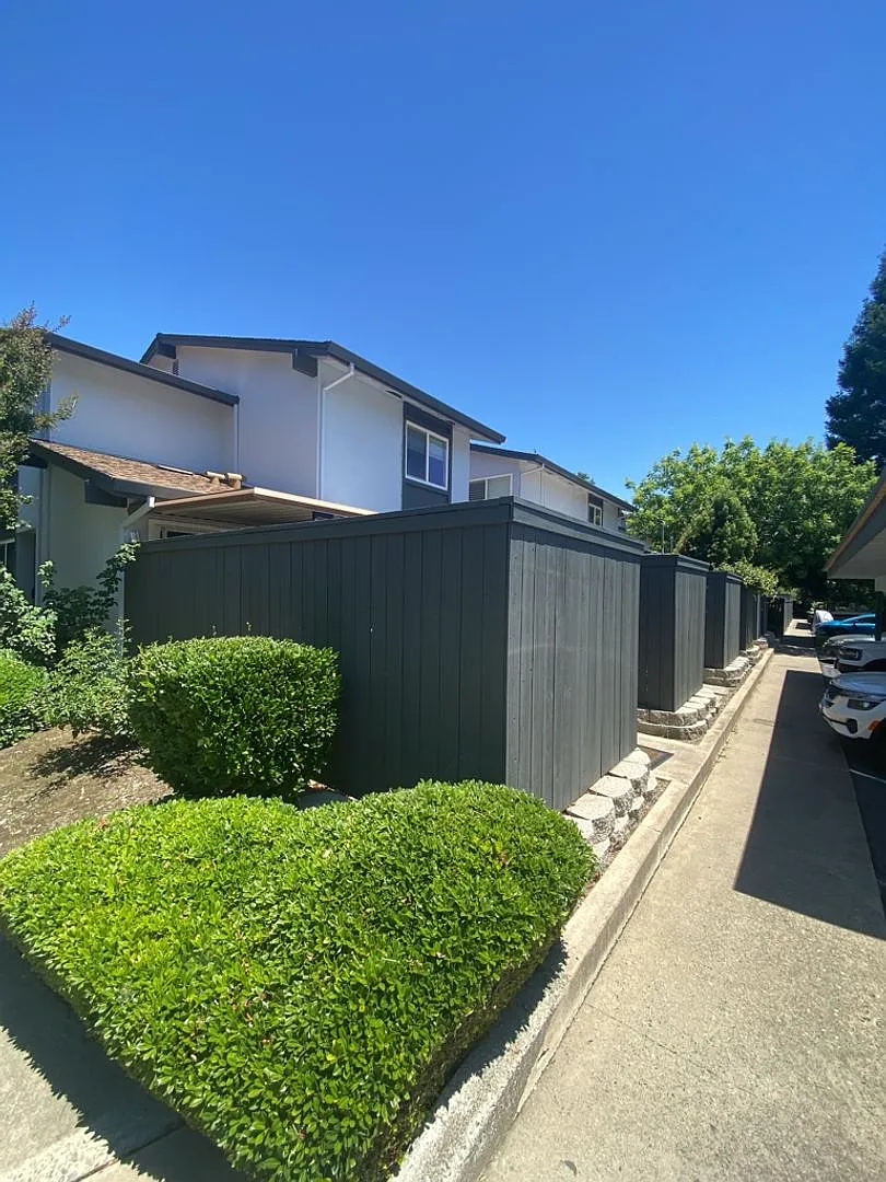 Spacious 3 Bedroom 2 Bathroom Condo Available October 1st — Photo 2