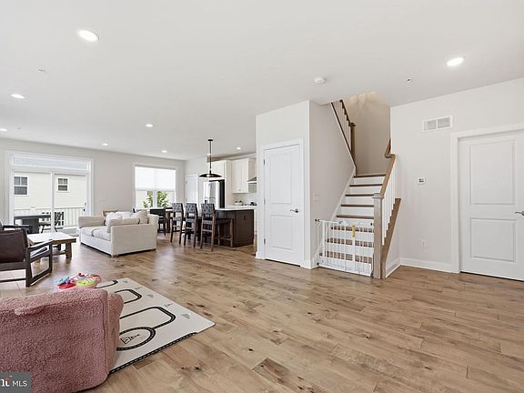 4th image of 31 Spring Mill Rd