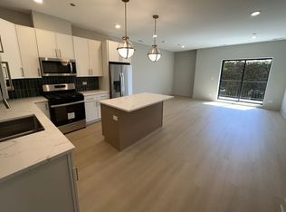 Abode 4102, Chicago, IL 60613