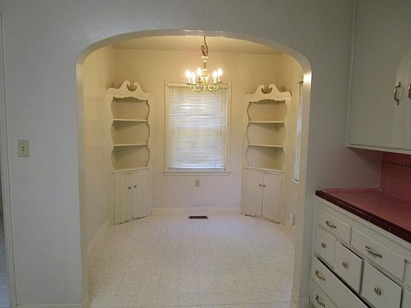 5th image of 133 E Ellis St