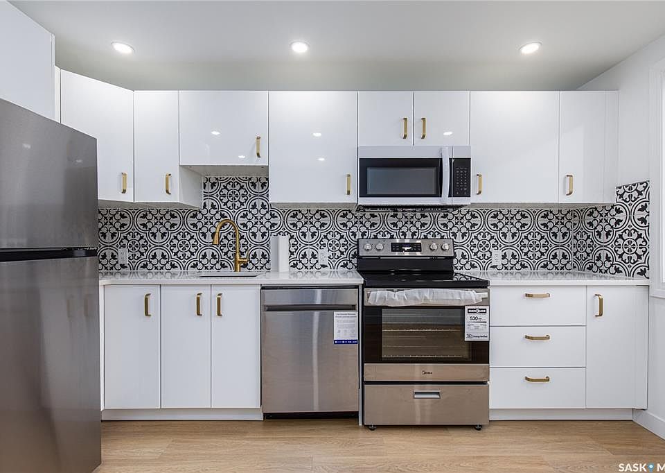 1st image of 453 LILLOOET STREET W