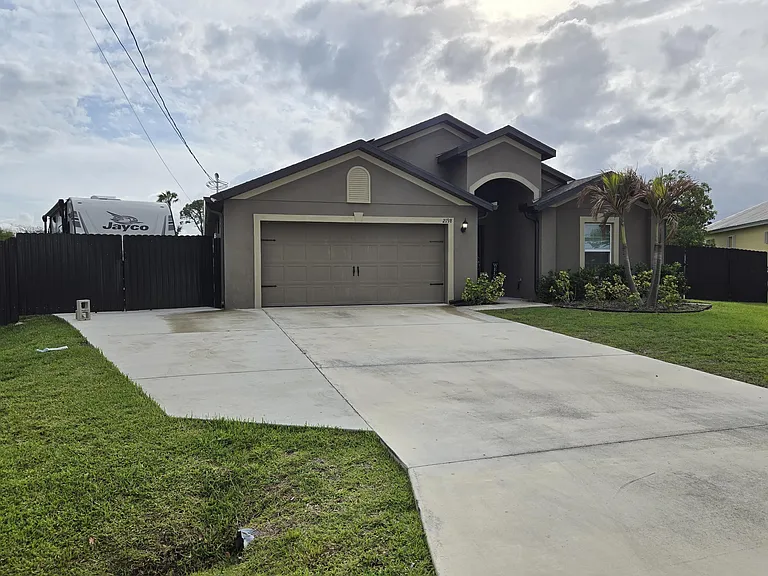 2198 SW Algiers St — Photo 5