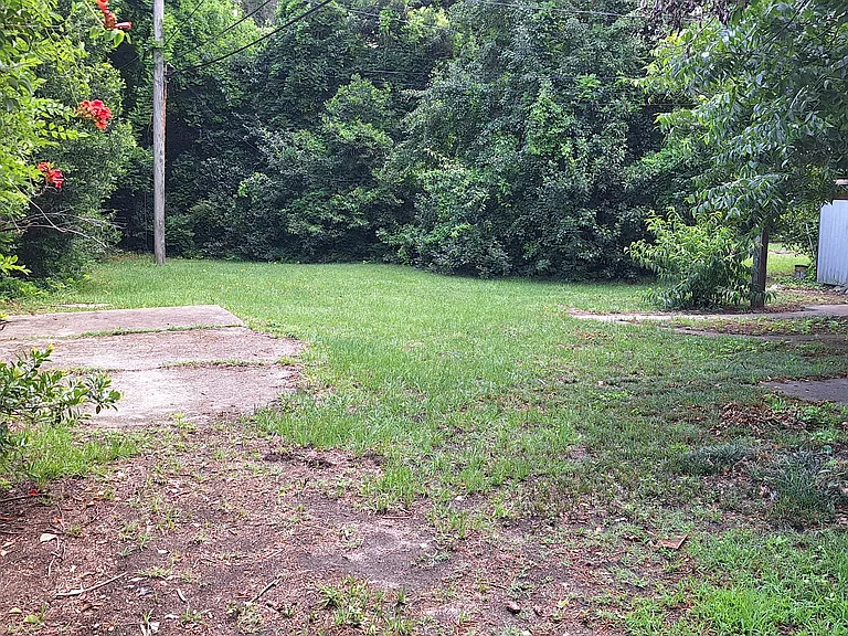 1215 Clarendon St — Photo 33
