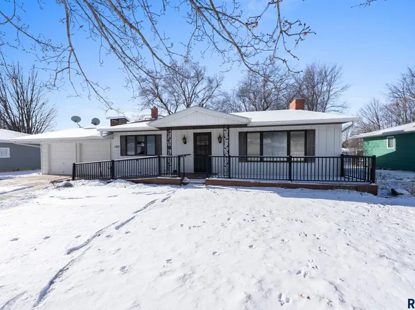 1017 Linden St, Luverne, MN 56156