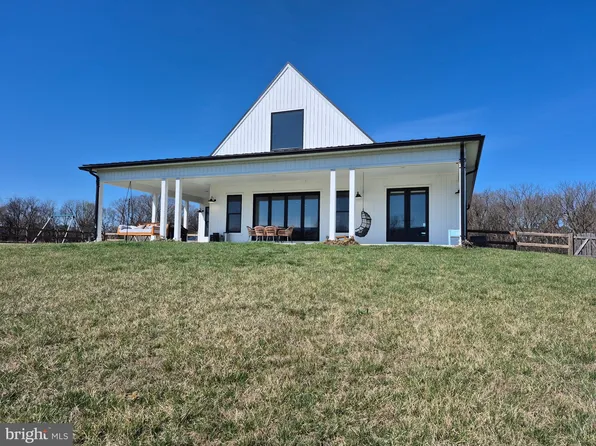330 Majestic Ln, Charles Town, WV 25414
