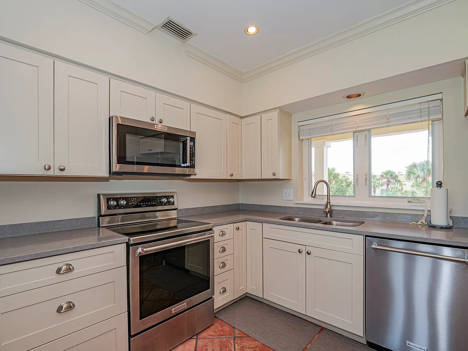 2 bed, 1368 sqft, $2,500 — Photo 3