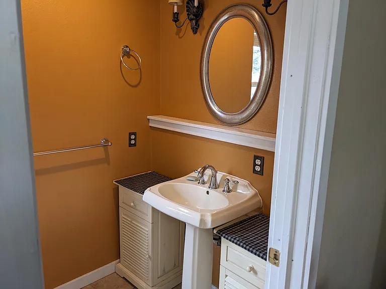 102 Rowena Pl — Photo 4