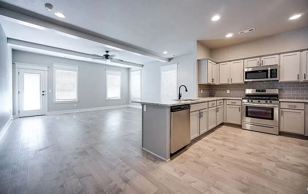 3 bed, 2.5 bath, 2005 sqft, $2,800 — Photo 3