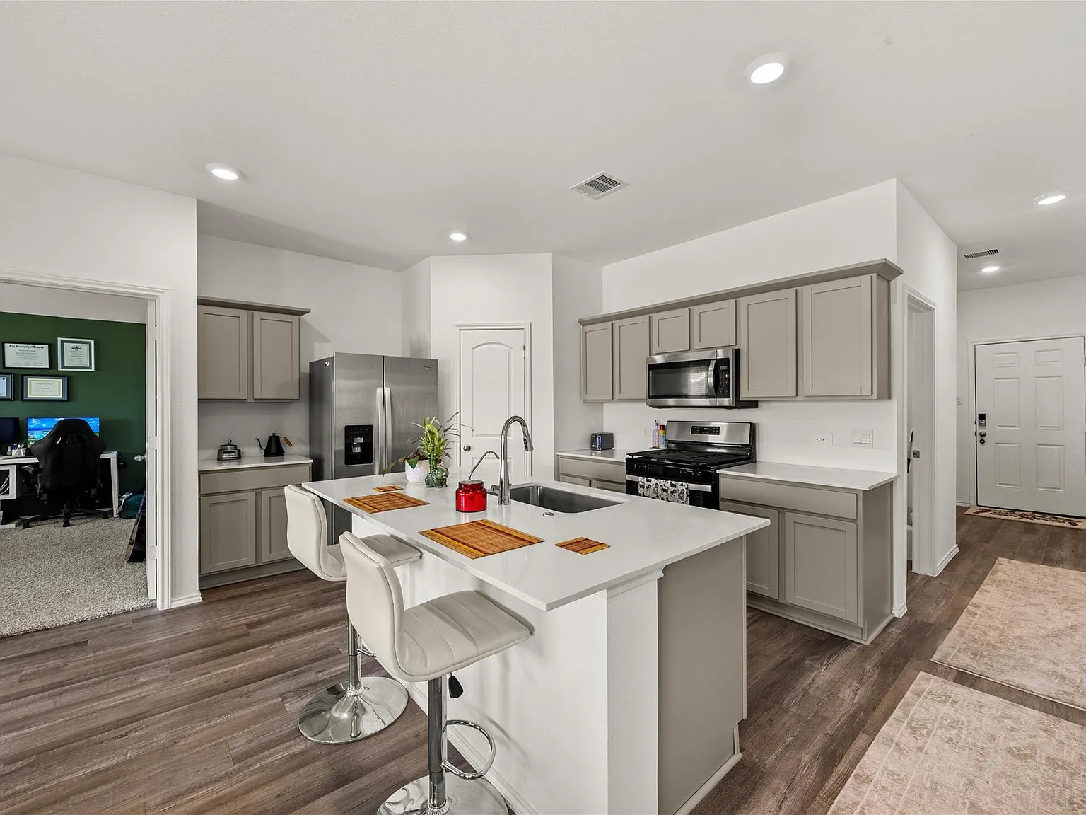 3 bed, 2.0 bath, 1526 sqft, $1,975 — Photo 2