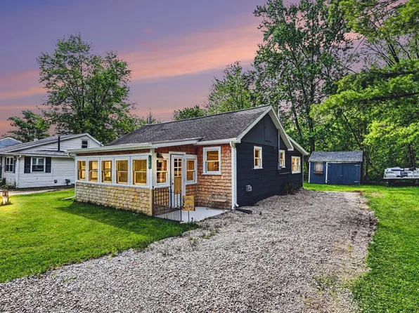 588 Pleasant Dr, Gregory, MI 48137
