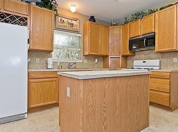 4th image of 737 Lake Bluff Dr