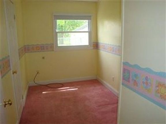 5th image of 355 Roosevelt Ave