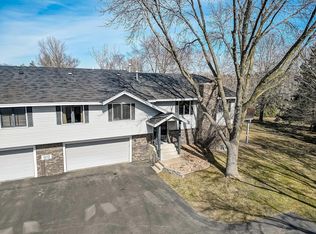 5694 Royal Oaks Dr, Shoreview, MN 55126