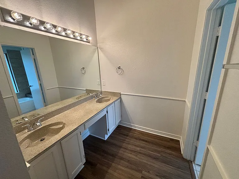2514 Livingston Ln — Photo 27