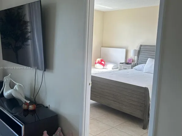 1700 NE 191st St APT 304, Miami, FL 33179